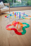 Circuit magnétique Cleverclixx avec virages colorés sur parquet