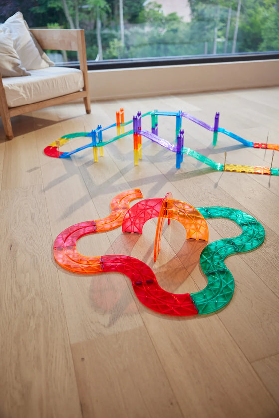Circuit magnétique Cleverclixx avec virages colorés sur parquet