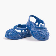  Sandales "Méduses Sun" bleu roi pour poupée Gordis de Minikane, chaussures miniatures en plastique souple au design ajouré. Parfaites pour compléter la tenue estivale d’un poupon et recréer des looks réalistes. Accessoire incontournable pour les jeux d’imitation.