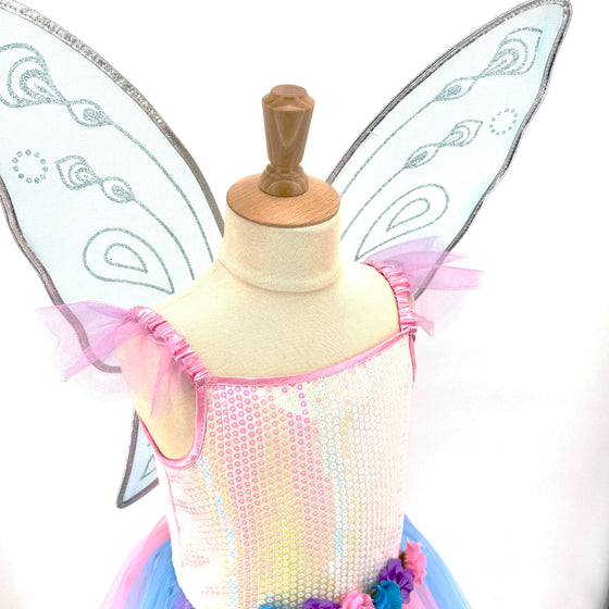 Détail du haut à sequins et ailes du costume fée Apolline Labay