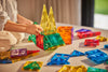 Enfant construisant avec les tuiles magnétiques Cleverclixx colorées