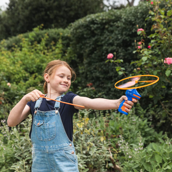 Enfant jouant au Zip Copter Tiger Tribe dans le jardin