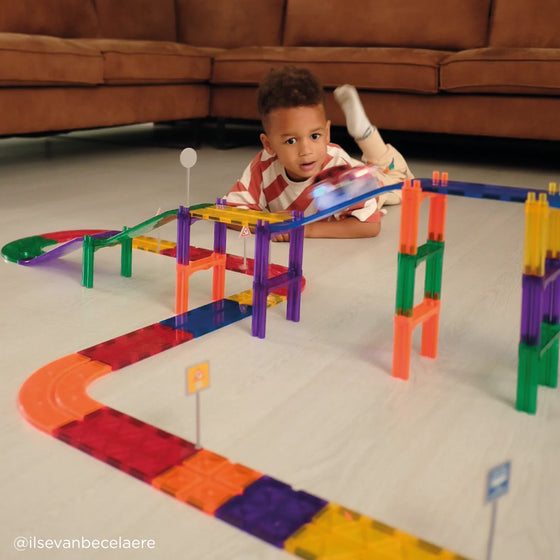 Enfant jouant avec le circuit Cleverclixx Race Track Intense multicolore