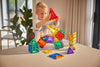 Enfant jouant avec le set de construction magnétique Cleverclixx Original Intense