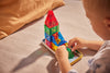 Enfant jouant avec les mini tuiles magnétiques Cleverclixx Mini Tiles Pack