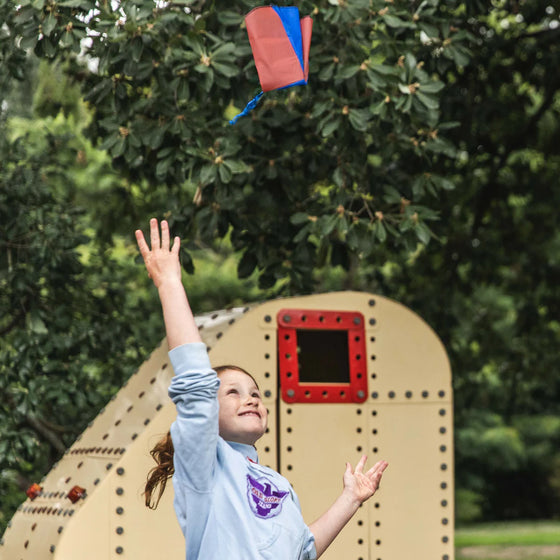 Enfant jouant avec parachute Tiger Tribe Parachuters en plein air