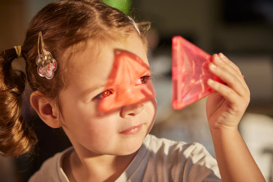 Enfant jouant avec une tuile magnétique rose Cleverclixx
