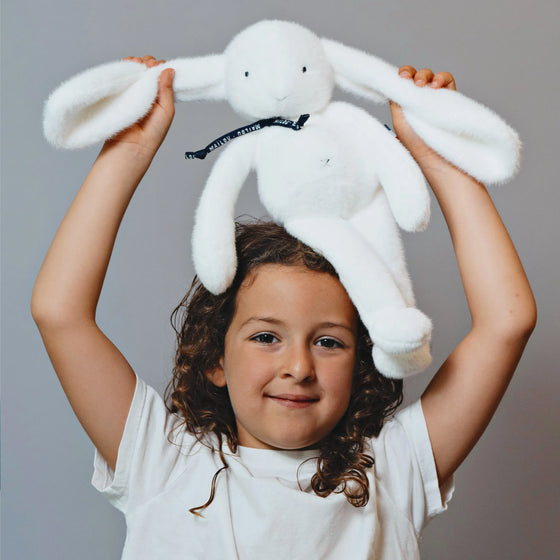 Enfant tenant Lapin Méloé blanc 37 cm Maïlou Tradition