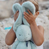 Enfant tenant Lapin Méloé vert sauge 37 cm Maïlou Tradition