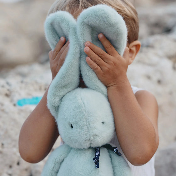 Enfant tenant Lapin Méloé vert sauge 37 cm Maïlou Tradition
