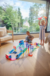 Enfants jouant avec le circuit magnétique Cleverclixx Race Track Intense