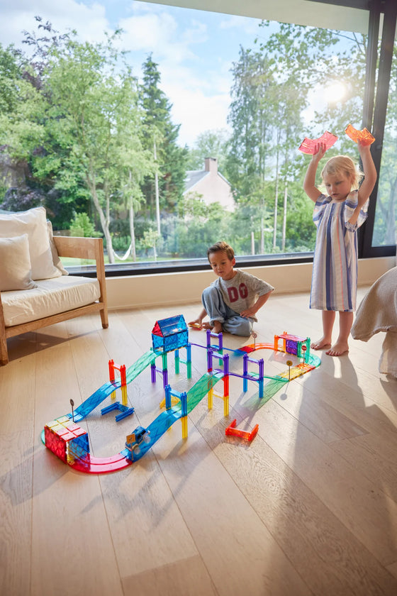 Enfants jouant avec le circuit magnétique Cleverclixx Race Track Intense