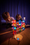 Enfants jouant avec le parcours à billes Cleverclixx illuminé