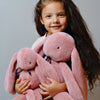 Fillette avec peluche Lapin Méloé rosée 37 cm 