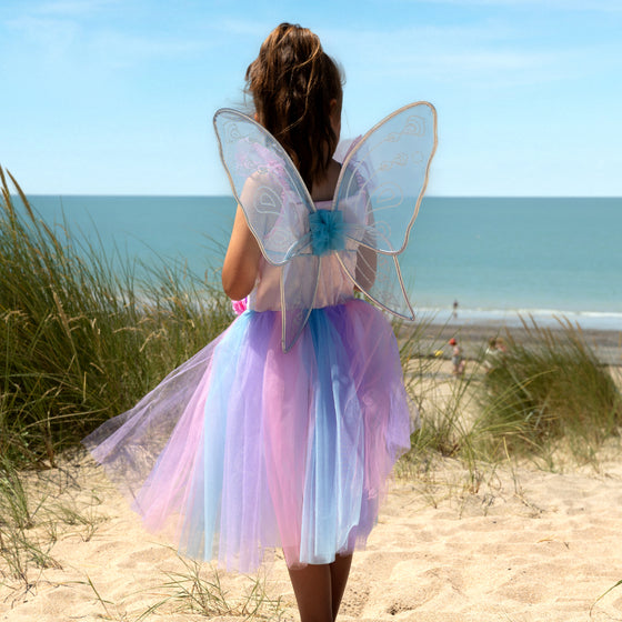Fillette en costume de fée Apolline Labay avec ailes scintillantes