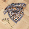 Foulard carré Taj Azur aux motifs floraux bleus et bruns – accessoire en coton léger au style bohème et raffiné