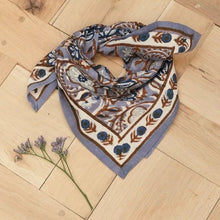  Foulard carré Taj Azur aux motifs floraux bleus et bruns – accessoire en coton léger au style bohème et raffiné