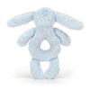 Hochet lapin bashful bleu jellycat. Cadeau de naissance pour bébé.