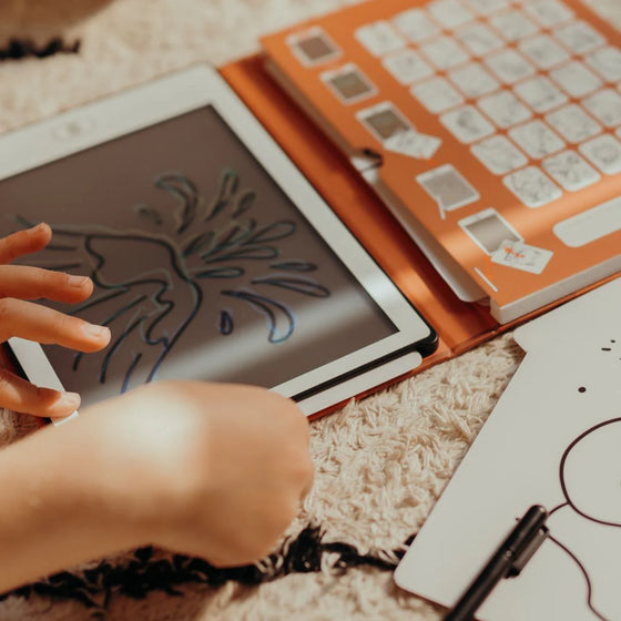 KIDYDRAW MINI recharges dessins galaxie et dinosaures vue avec tablette