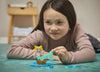 Enfant jouant avec le kit PLUS PLUS PETITE SIRENE