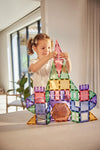 Petite fille construisant un château avec Cleverclixx Petite Pastel Pack