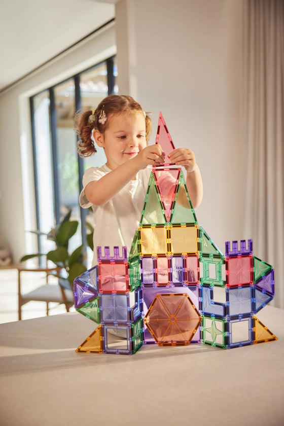 Petite fille construisant un château avec Cleverclixx Petite Pastel Pack
