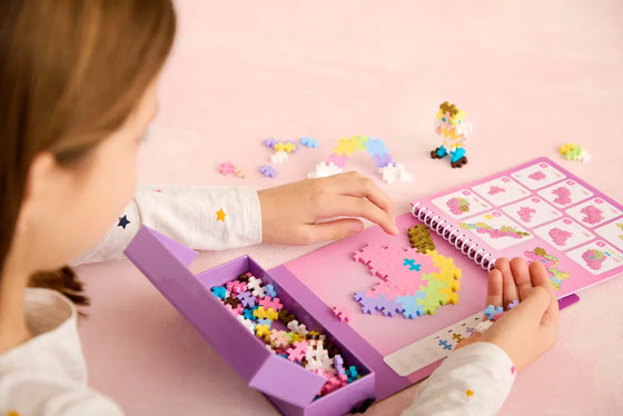 Plus-Plus bloc d'activité conte de fée présentation avec enfant