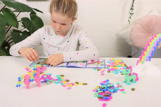 Plus Plus  kit decouverte Licorne 250 pcs vue boite et enfant 1