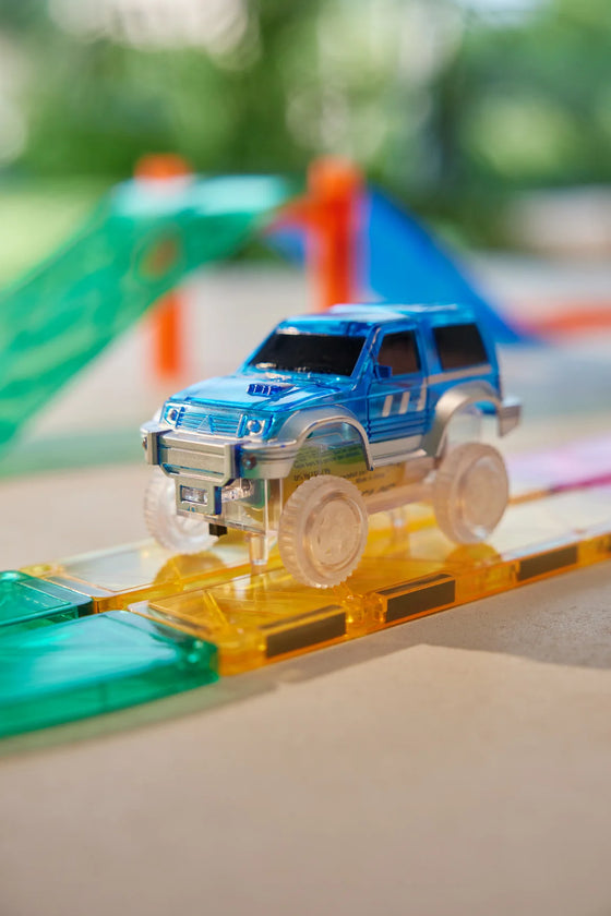 Voiture bleue Cleverclixx sur circuit magnétique