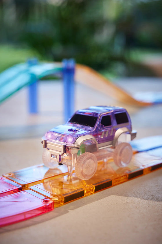 Voiture violet Cleverclixx sur circuit magnétique