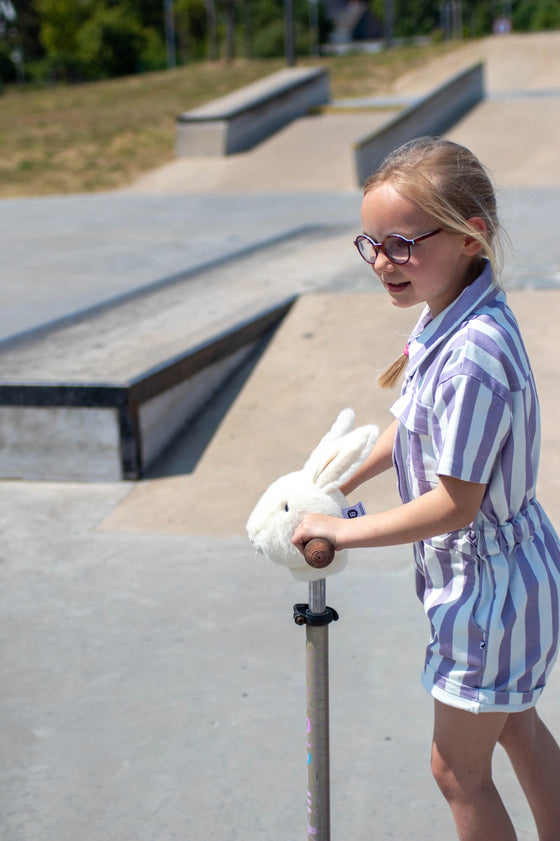 Accessoire tête de lapin blanc peluche pour trottinette enfant – Wild & Soft chez Ma Biche
