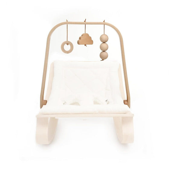 Arche d'éveil en contreplaqué de bois de hêtre avec 3 jouets, compatible avec le transat LEVO de la marque Charlie Crane.