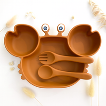  Assiette compartimentée en silicone forme crabe ocre avec cuillère et fourchette – repas bébé ludique et pratique Les Petits Citrons.