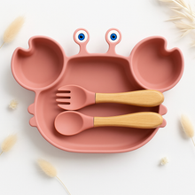  Assiette compartimentée en silicone forme crabe rose avec cuillère et fourchette – repas bébé ludique et pratique Les Petits Citrons.