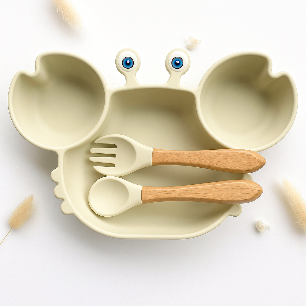  Assiette compartimentée en silicone forme crabe sable avec cuillère et fourchette – repas bébé ludique et pratique Les Petits Citrons.