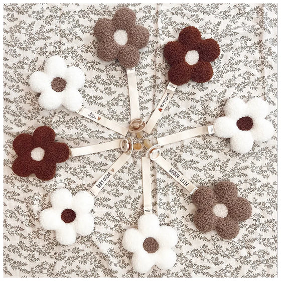 Attache tétine fleur moumoute en Sherpa, Ecru et marron, marque Atelier Wagram.