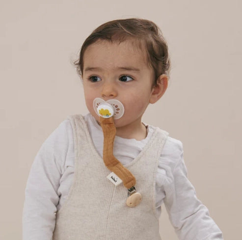 Attache-tétine en tissu kaki Bébel avec clip bois – Ma Biche concept store