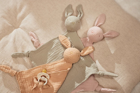 Doudou attache tétine lapin wild rose Jollein pour bébé ou enfant.