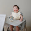 Jouet spinner à ventouse Mushie pour bébé bleu et beige