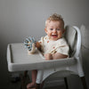 Jouet spinner à ventouse Mushie pour bébé bleu et beige