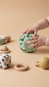 Balle hochet sensorielle en silicone vert Little L pour bébé dès la naissance