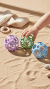 Balle hochet sensorielle en silicone vert Little L pour bébé dès la naissance