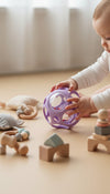 Balle hochet sensorielle violette Little L jouet éveil bébé