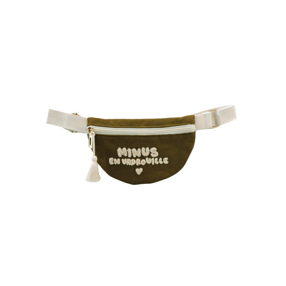 Banane enfant kaki brodée “Minus en Vadrouille” en coton bio – Zakuw