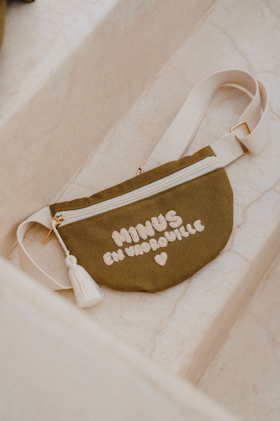 Banane enfant kaki brodée “Minus en Vadrouille” en coton bio – Zakuw