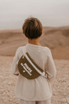 Banane enfant kaki brodée “Minus en Vadrouille” en coton bio – Zakuw