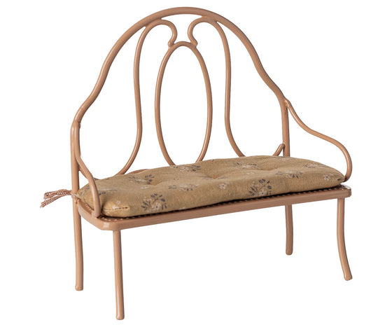 Banc miniature Maileg en métal rose vintage avec coussin fleuri