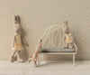 Banc vintage large blanc cassé Maileg - banc miniature en métal blanc avec coussin fleuri pour maison de poupée et souris Maileg