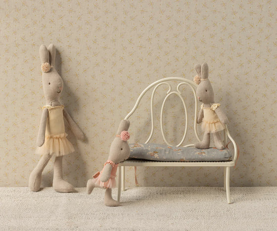 Banc vintage large blanc cassé Maileg - banc miniature en métal blanc avec coussin fleuri pour maison de poupée et souris Maileg