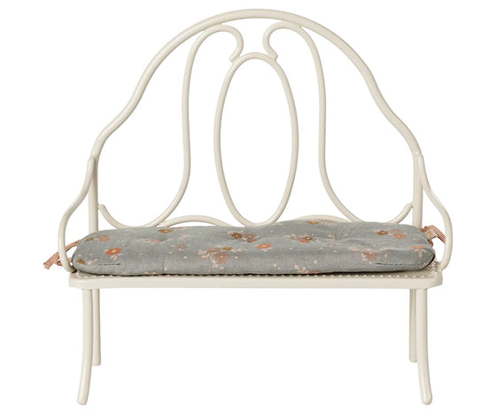 Banc vintage large blanc cassé Maileg - banc miniature en métal blanc avec coussin fleuri pour maison de poupée et souris Maileg
